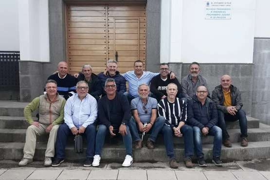 Los antiguos componentes del equipo de la UD Jinámar de la temporada 1976/77 (Foto TA)